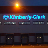 Вывеска со световыми буквами на терминале Кимберли Кларк